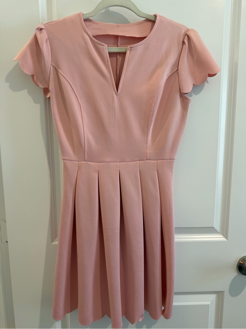 Elegant Scallop-Sleeve Pink Pleated Mini Dress